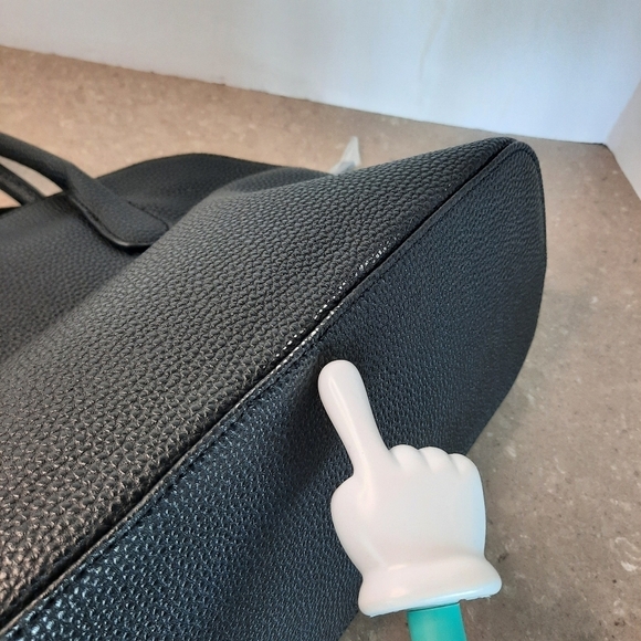 Kenneth Cole Handbag Large Black Tassel Gold Logo Pebbled Faux Leather NWOT - Picture 10 of 15